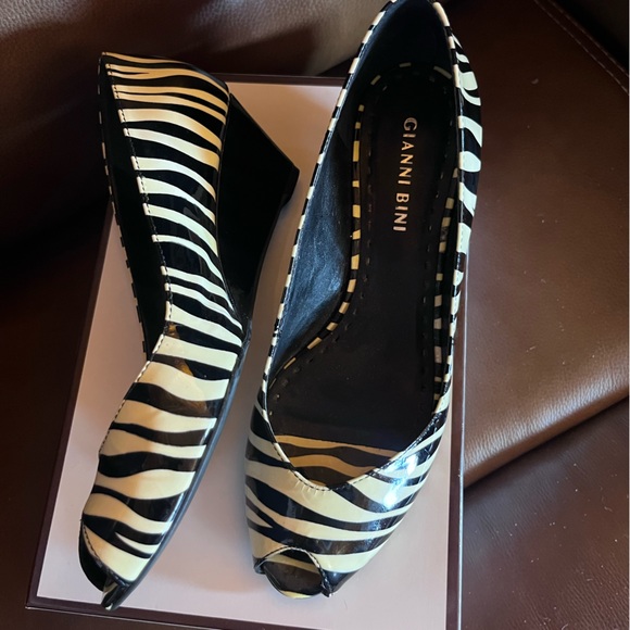 Gianni Bini 2” wedge black and white print - Picture 2 of 2